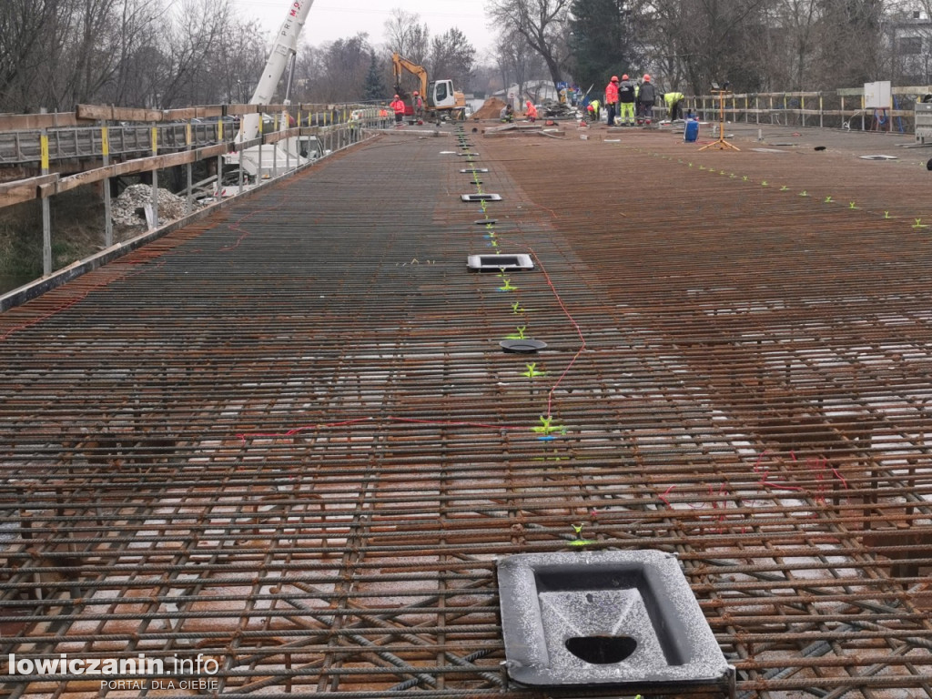 Zbrojenie płyty mostu zakończone, czas na beton