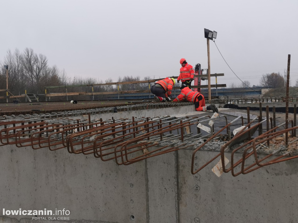 Zbrojenie płyty mostu zakończone, czas na beton