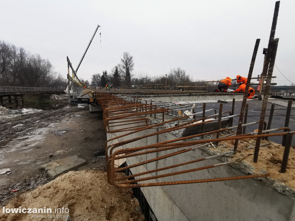 Zbrojenie płyty mostu zakończone, czas na beton