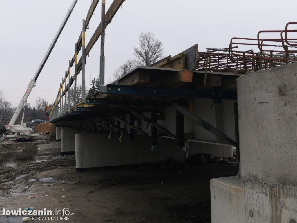Zbrojenie płyty mostu zakończone, czas na beton