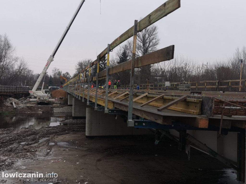 Zbrojenie płyty mostu zakończone, czas na beton