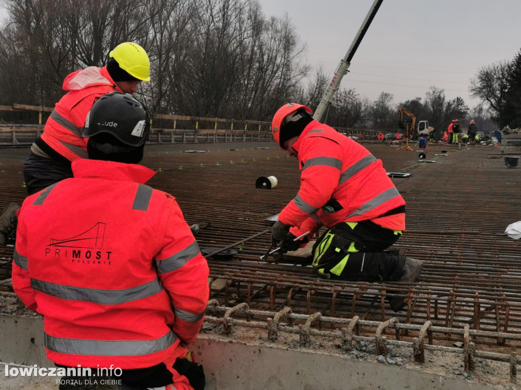Zbrojenie płyty mostu zakończone, czas na beton