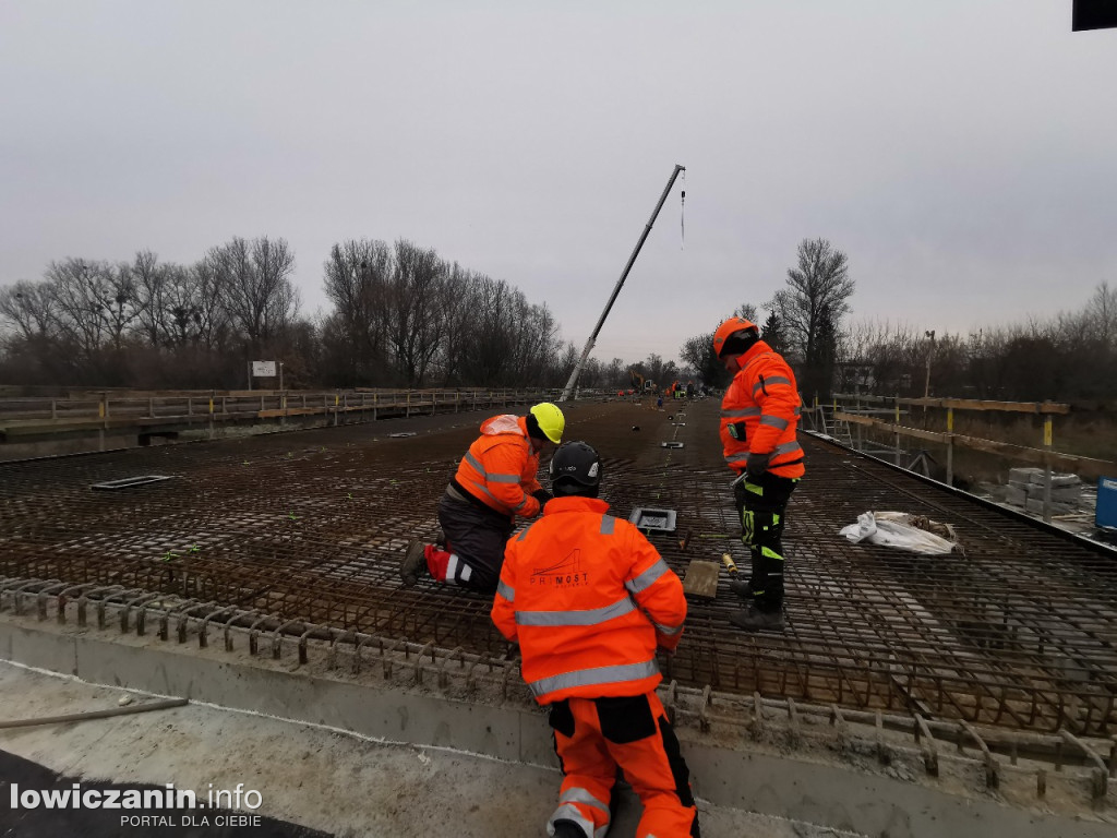 Zbrojenie płyty mostu zakończone, czas na beton