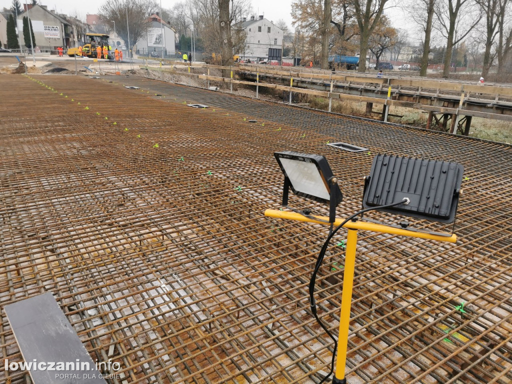 Zbrojenie płyty mostu zakończone, czas na beton