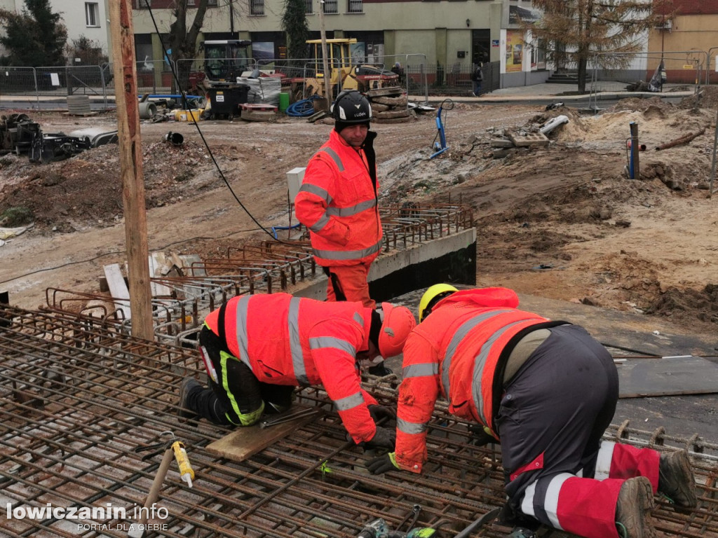 Zbrojenie płyty mostu zakończone, czas na beton