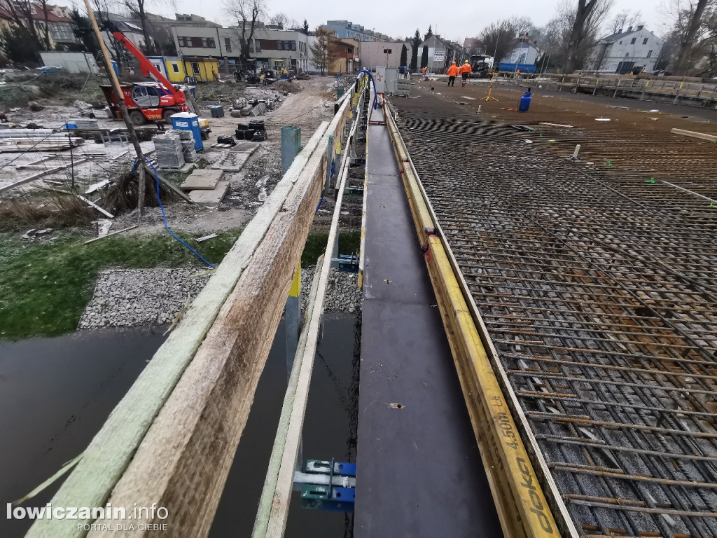 Zbrojenie płyty mostu zakończone, czas na beton