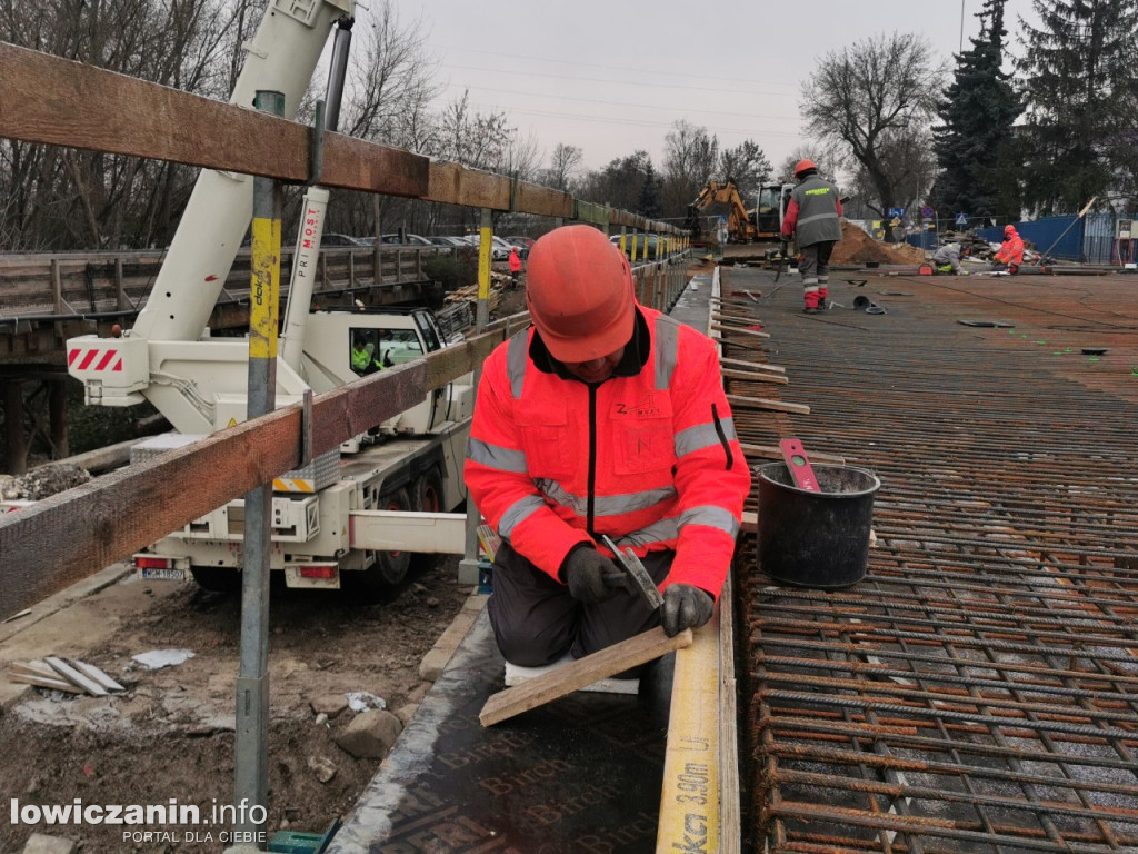 Zbrojenie płyty mostu zakończone, czas na beton