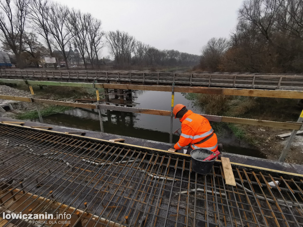 Zbrojenie płyty mostu zakończone, czas na beton