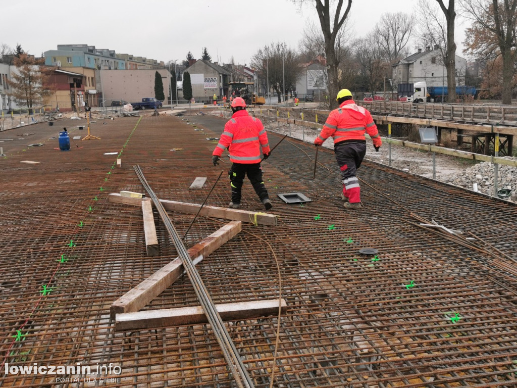 Zbrojenie płyty mostu zakończone, czas na beton