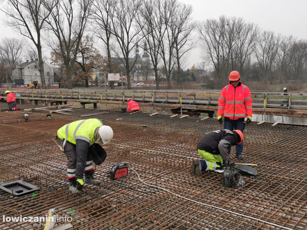 Zbrojenie płyty mostu zakończone, czas na beton