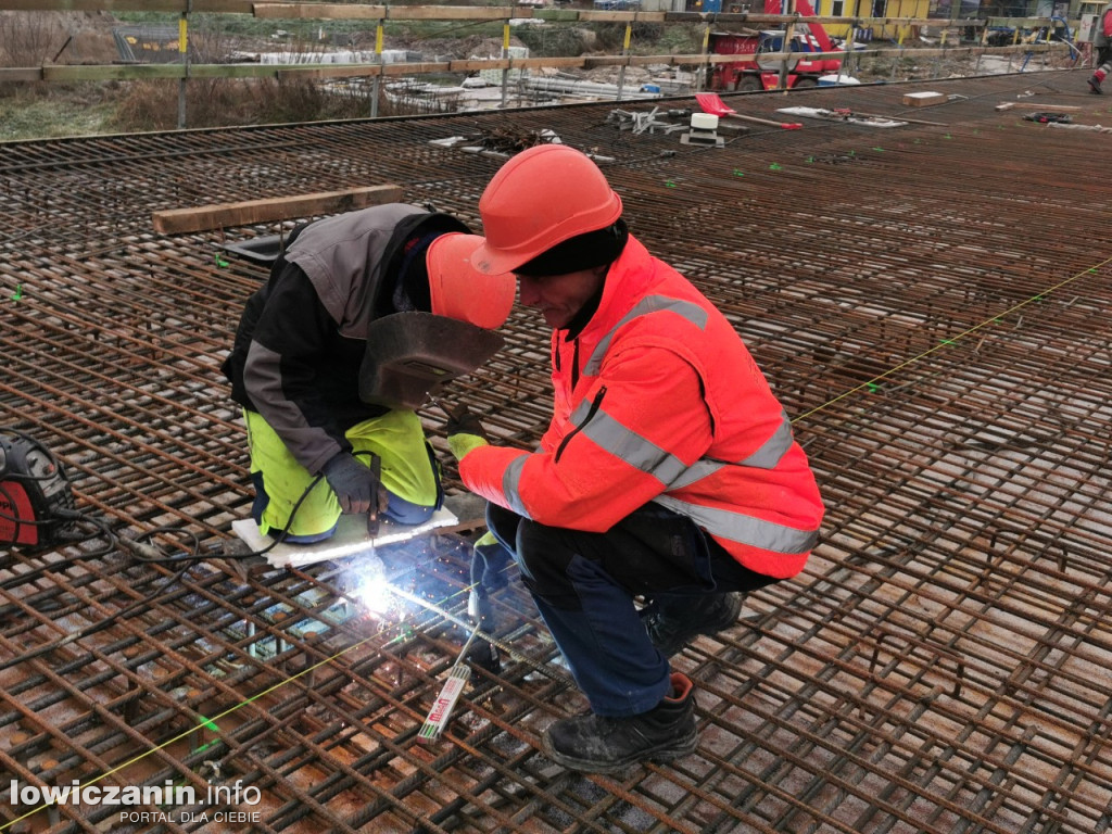 Zbrojenie płyty mostu zakończone, czas na beton