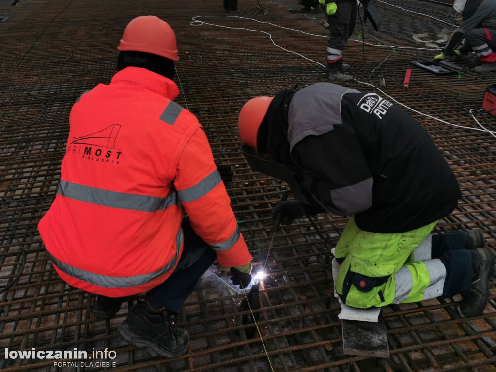 Zbrojenie płyty mostu zakończone, czas na beton