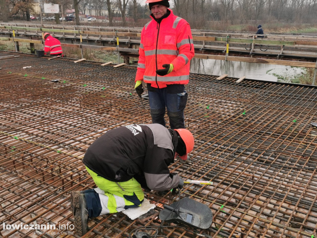 Zbrojenie płyty mostu zakończone, czas na beton