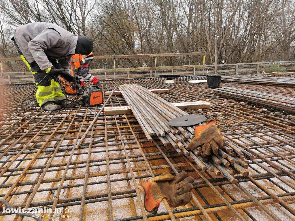 Zbrojenie płyty mostu zakończone, czas na beton