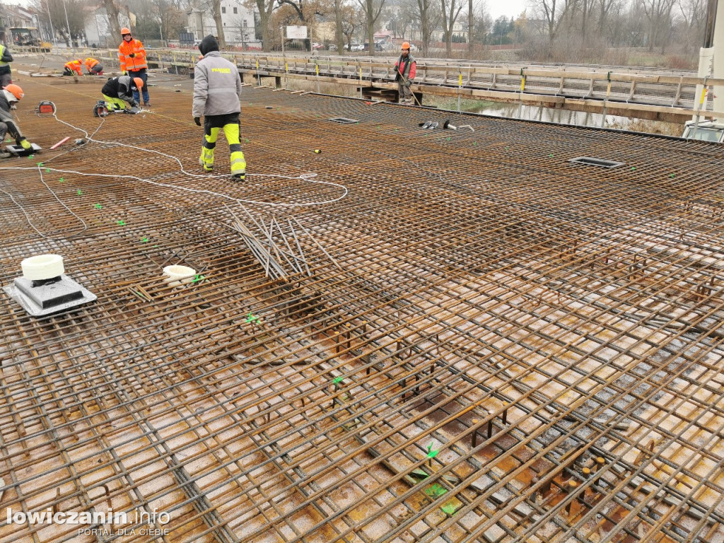 Zbrojenie płyty mostu zakończone, czas na beton