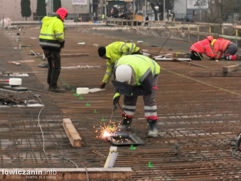 Zbrojenie płyty mostu zakończone, czas na beton