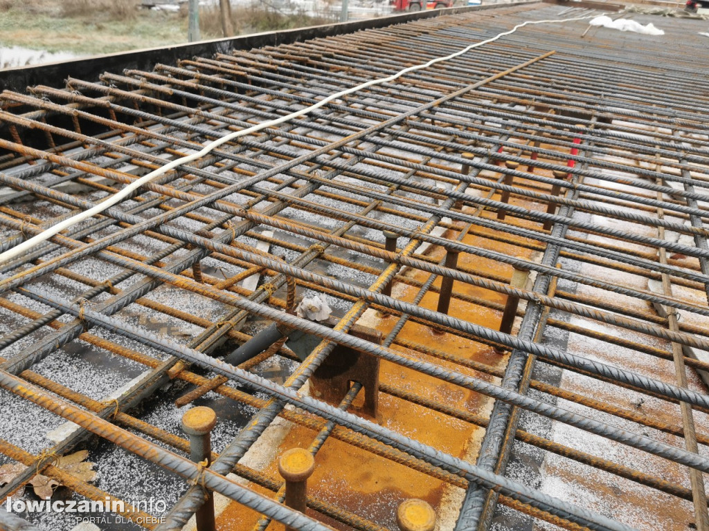 Zbrojenie płyty mostu zakończone, czas na beton