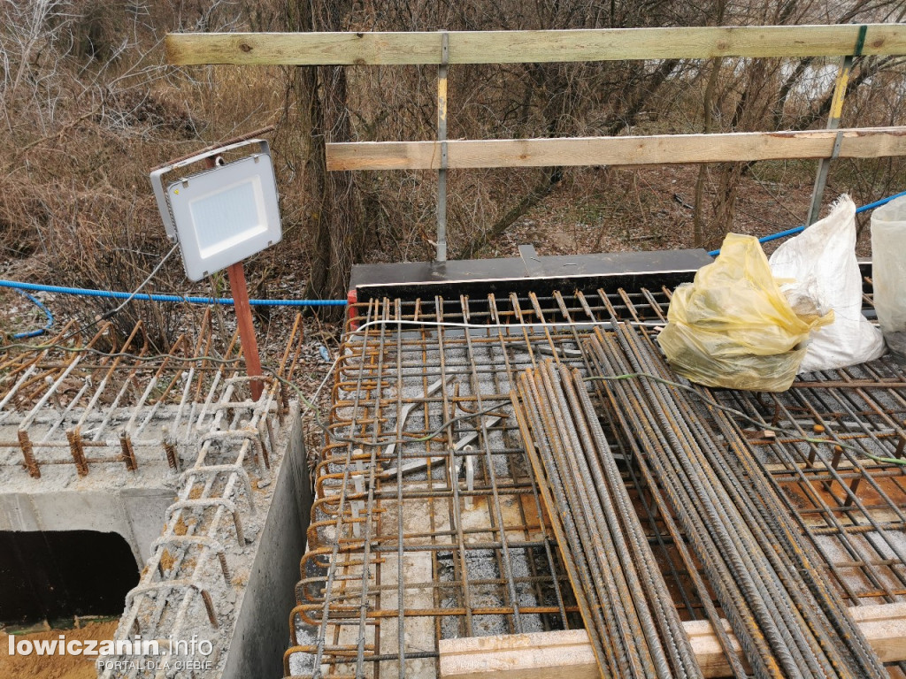 Zbrojenie płyty mostu zakończone, czas na beton