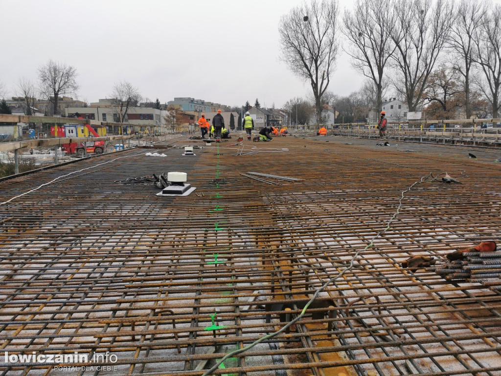 Zbrojenie płyty mostu zakończone, czas na beton