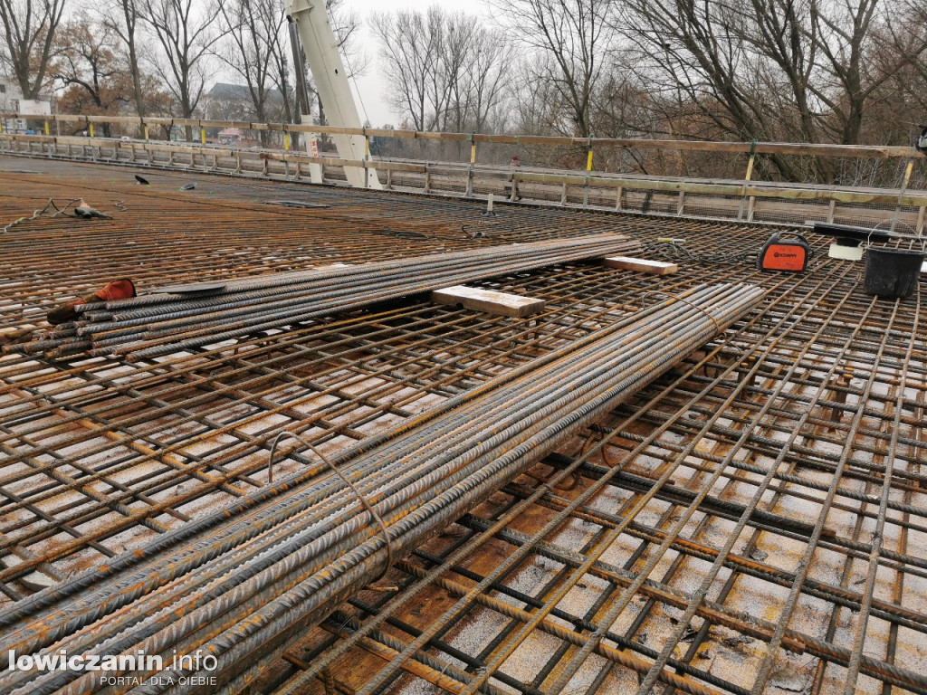 Zbrojenie płyty mostu zakończone, czas na beton