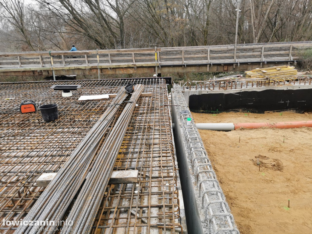Zbrojenie płyty mostu zakończone, czas na beton