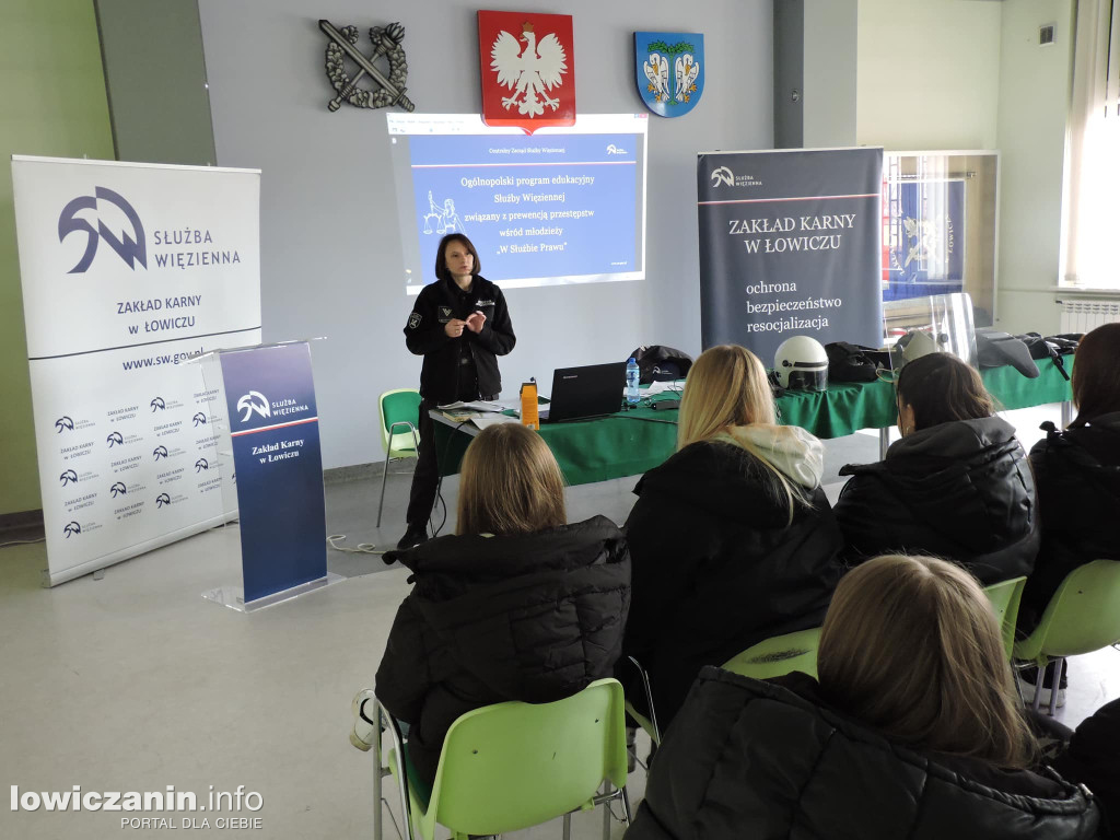 Uczniowie ze ZSP nr 3 w Łowiczu na spotkaniu z funkcjonariuszami w Zakładzie Karnym