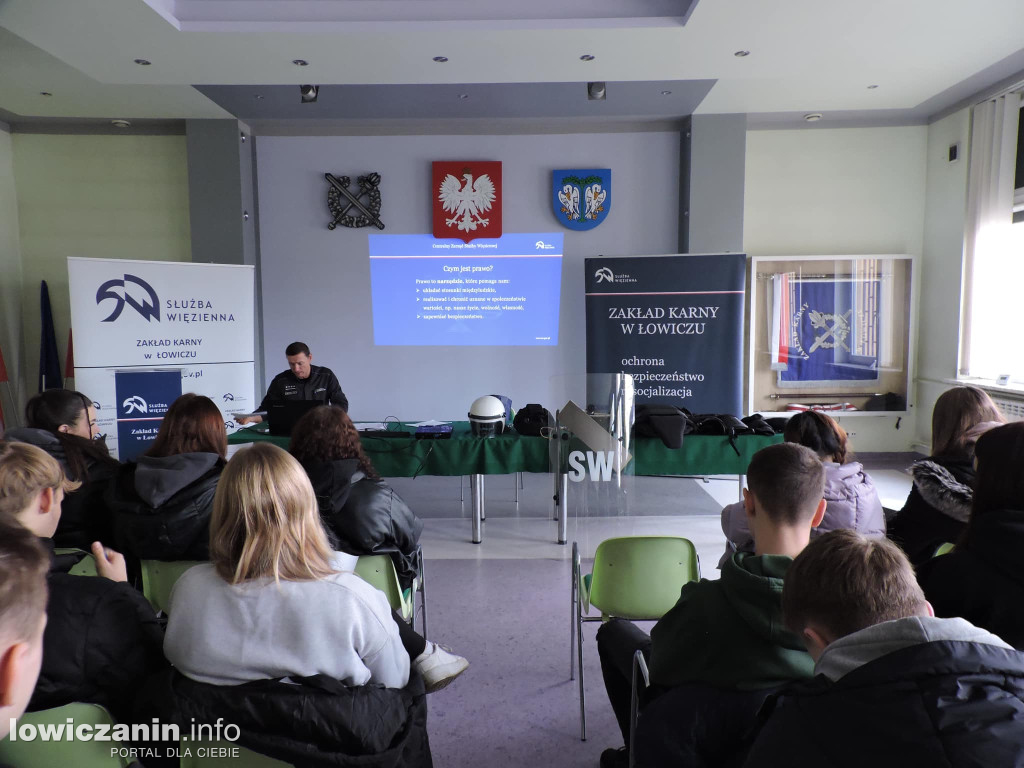 Uczniowie ze ZSP nr 3 w Łowiczu na spotkaniu z funkcjonariuszami w Zakładzie Karnym