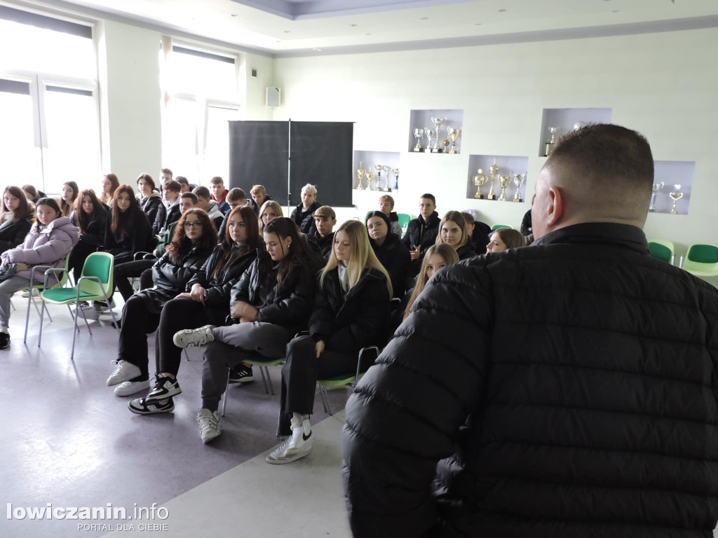 Uczniowie ze ZSP nr 3 w Łowiczu na spotkaniu z funkcjonariuszami w Zakładzie Karnym