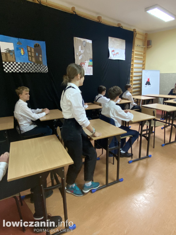 Przedstawienie Mikołajek w szkole pijarskiej w Łowiczu