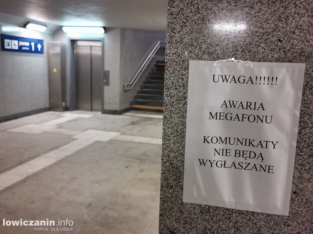Woda w przejściu podziemnym przy dworcu w Łowiczu