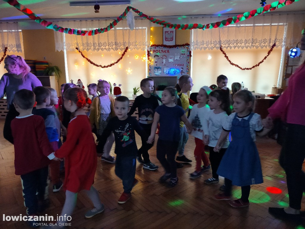 Zabawa muzyczna z Mikołajem w przedszkolu Pszczółka Maja w Łowiczu
