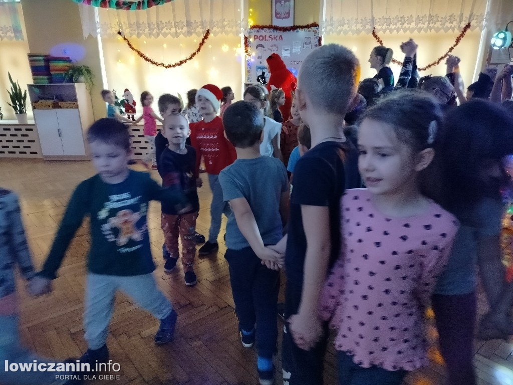 Zabawa muzyczna z Mikołajem w przedszkolu Pszczółka Maja w Łowiczu