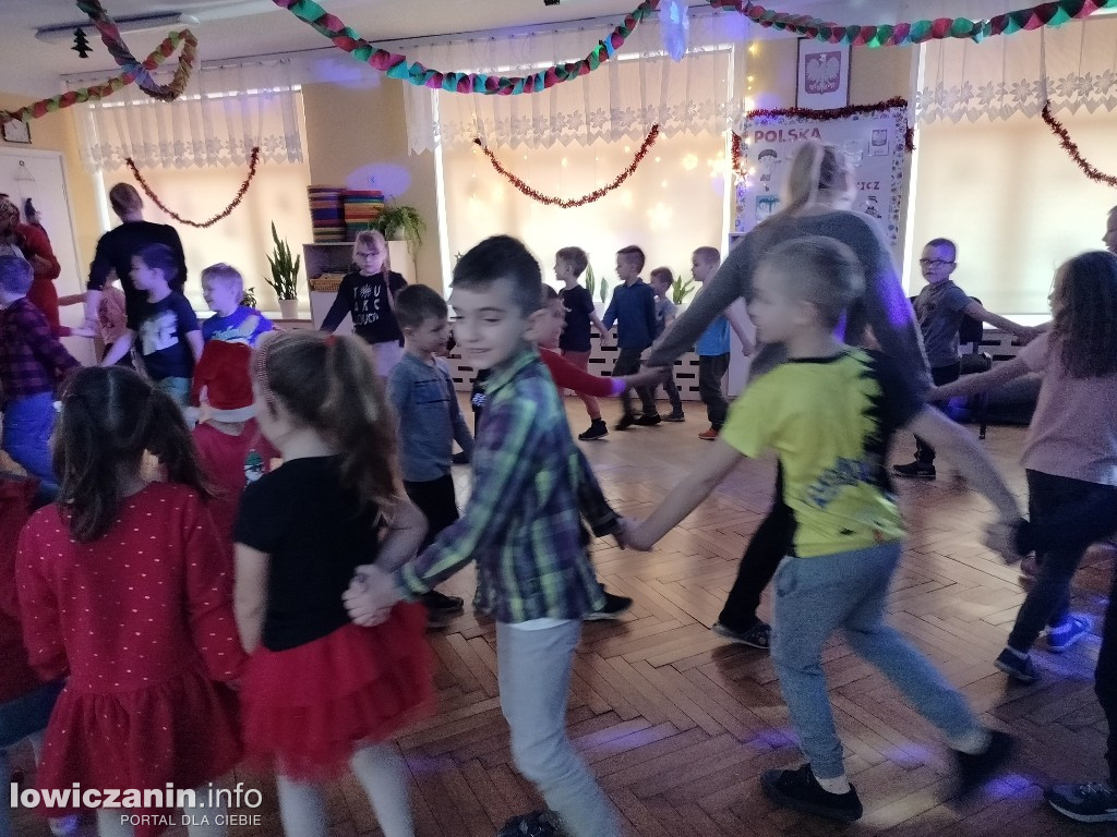 Zabawa muzyczna z Mikołajem w przedszkolu Pszczółka Maja w Łowiczu