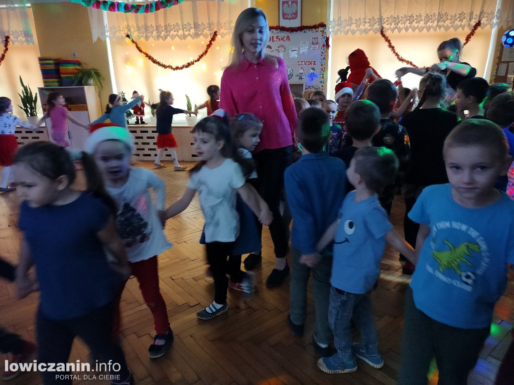 Zabawa muzyczna z Mikołajem w przedszkolu Pszczółka Maja w Łowiczu
