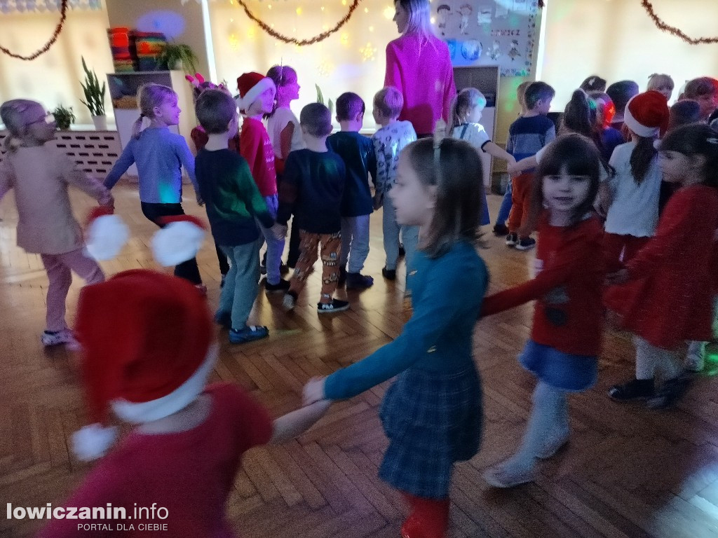 Zabawa muzyczna z Mikołajem w przedszkolu Pszczółka Maja w Łowiczu