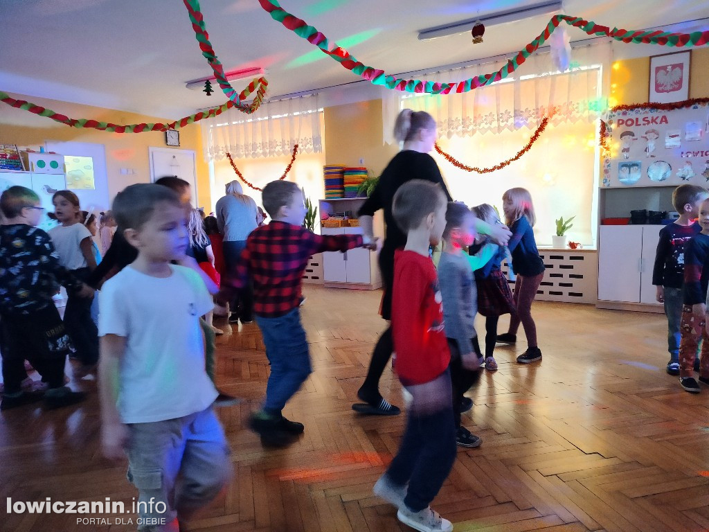 Zabawa muzyczna z Mikołajem w przedszkolu Pszczółka Maja w Łowiczu