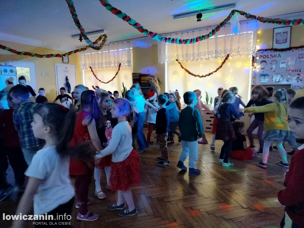 Zabawa muzyczna z Mikołajem w przedszkolu Pszczółka Maja w Łowiczu