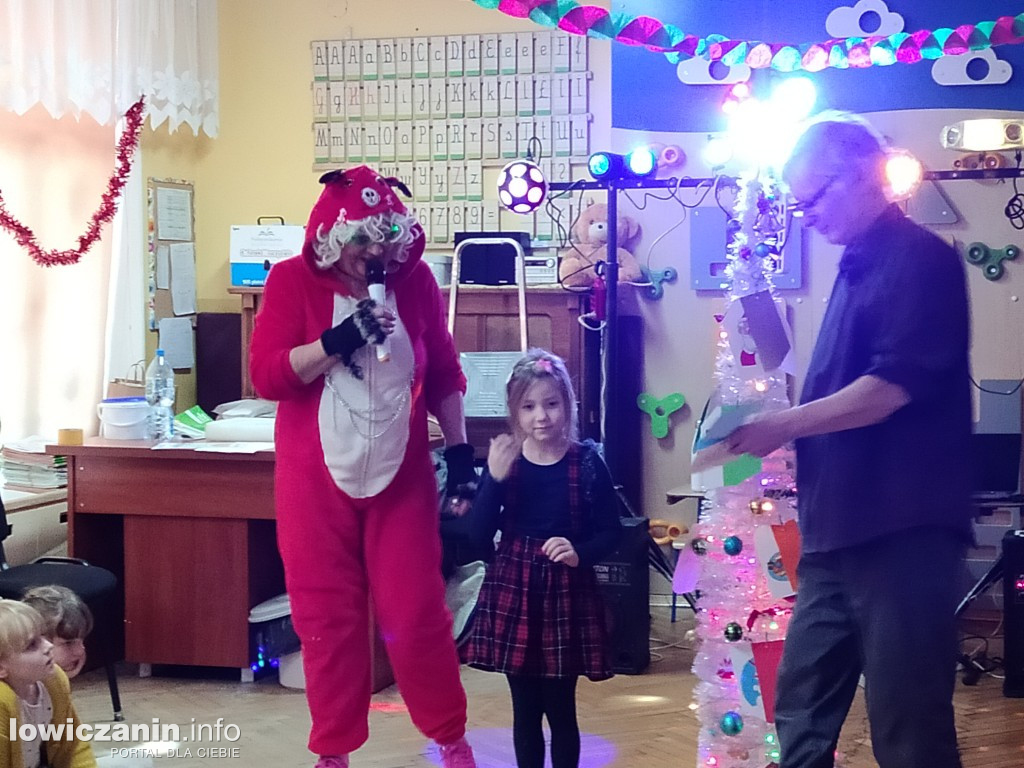 Zabawa muzyczna z Mikołajem w przedszkolu Pszczółka Maja w Łowiczu