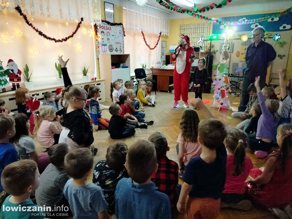 Zabawa muzyczna z Mikołajem w przedszkolu Pszczółka Maja w Łowiczu