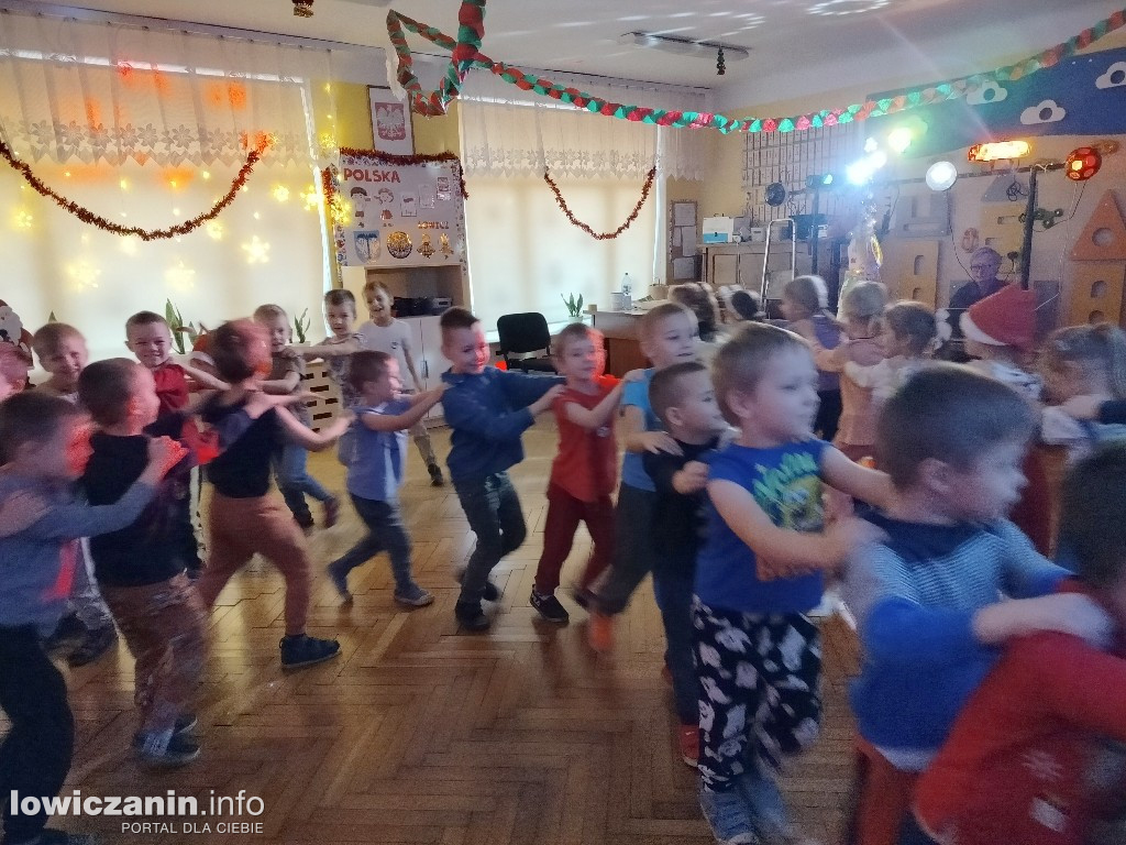 Zabawa muzyczna z Mikołajem w przedszkolu Pszczółka Maja w Łowiczu