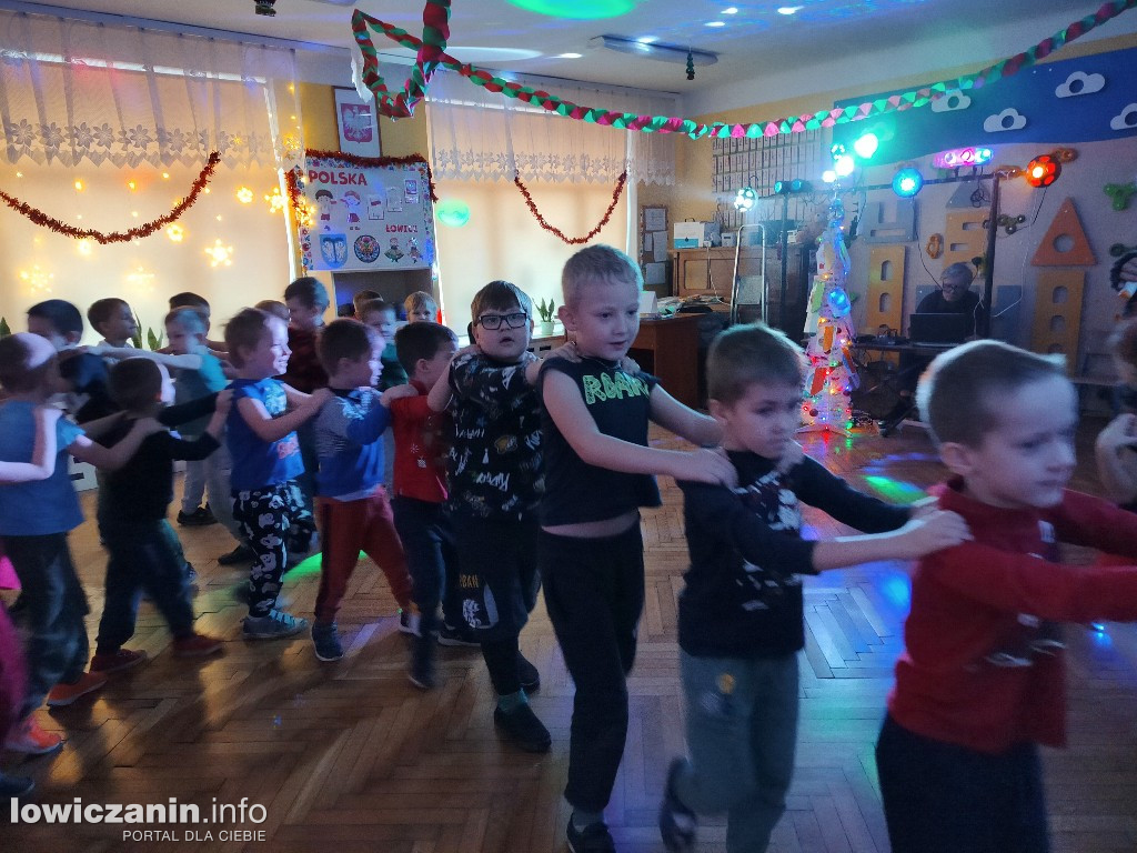 Zabawa muzyczna z Mikołajem w przedszkolu Pszczółka Maja w Łowiczu