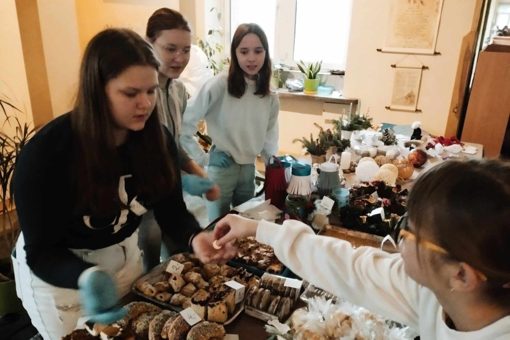 Charytatywny Kiermasz Bożonarodzeniowy w łowickiej Trójce