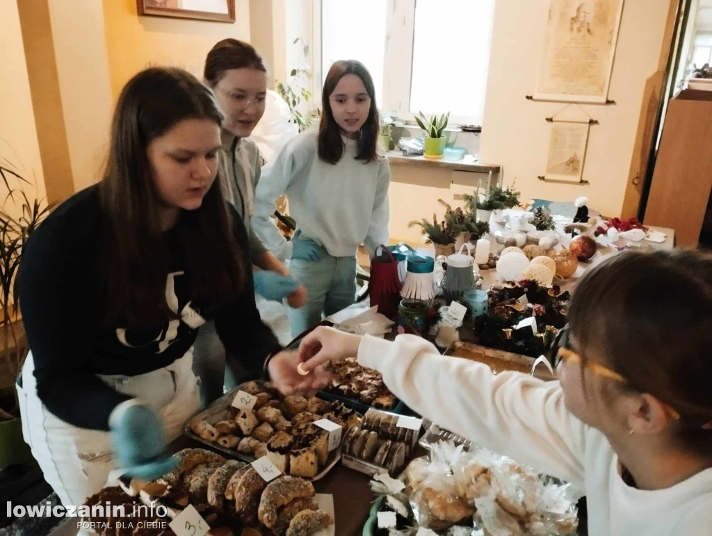 Charytatywny Kiermasz Bożonarodzeniowy w łowickiej Trójce