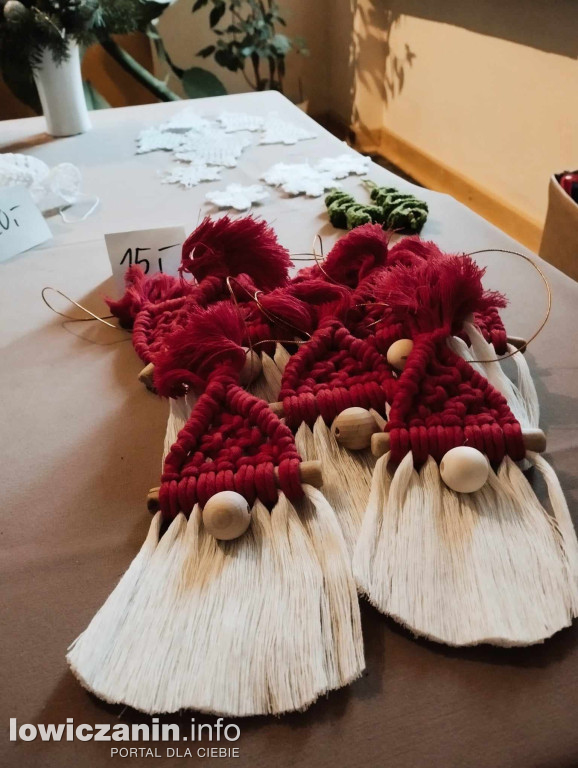 Charytatywny Kiermasz Bożonarodzeniowy w łowickiej Trójce