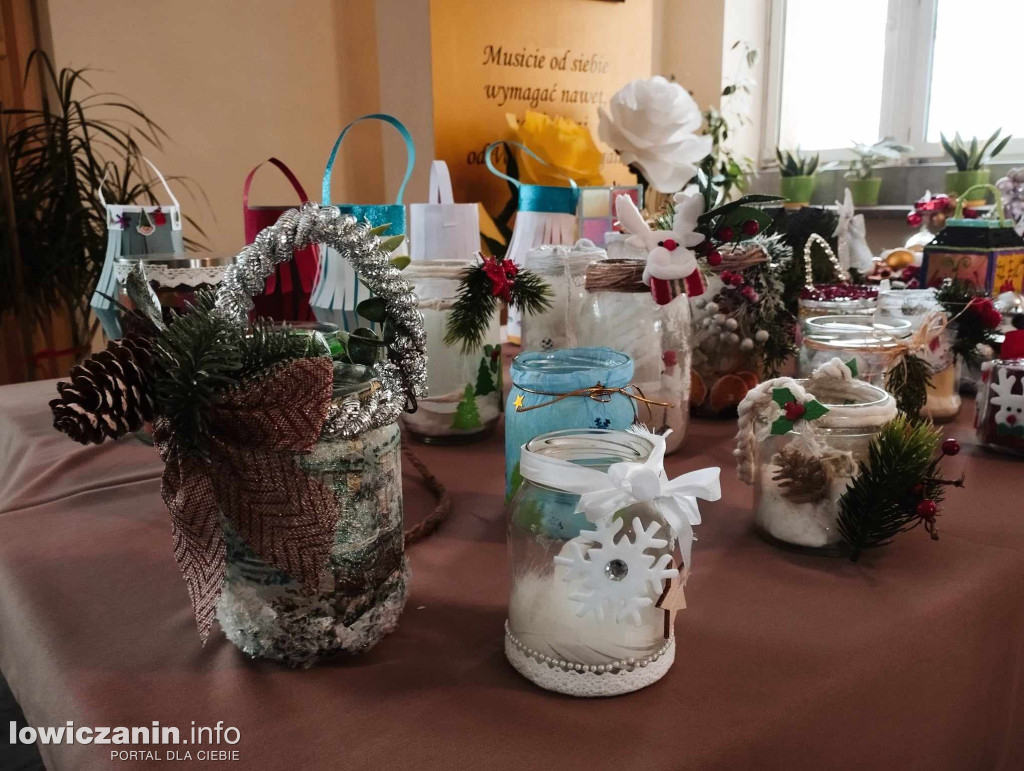 Charytatywny Kiermasz Bożonarodzeniowy w łowickiej Trójce