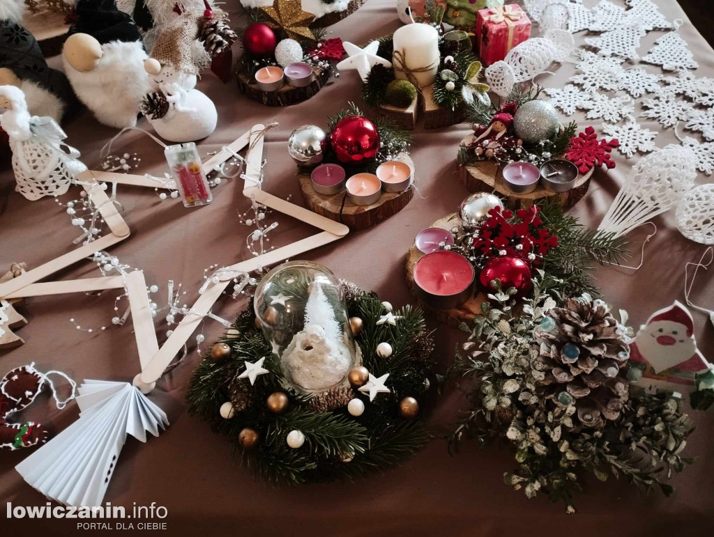 Charytatywny Kiermasz Bożonarodzeniowy w łowickiej Trójce