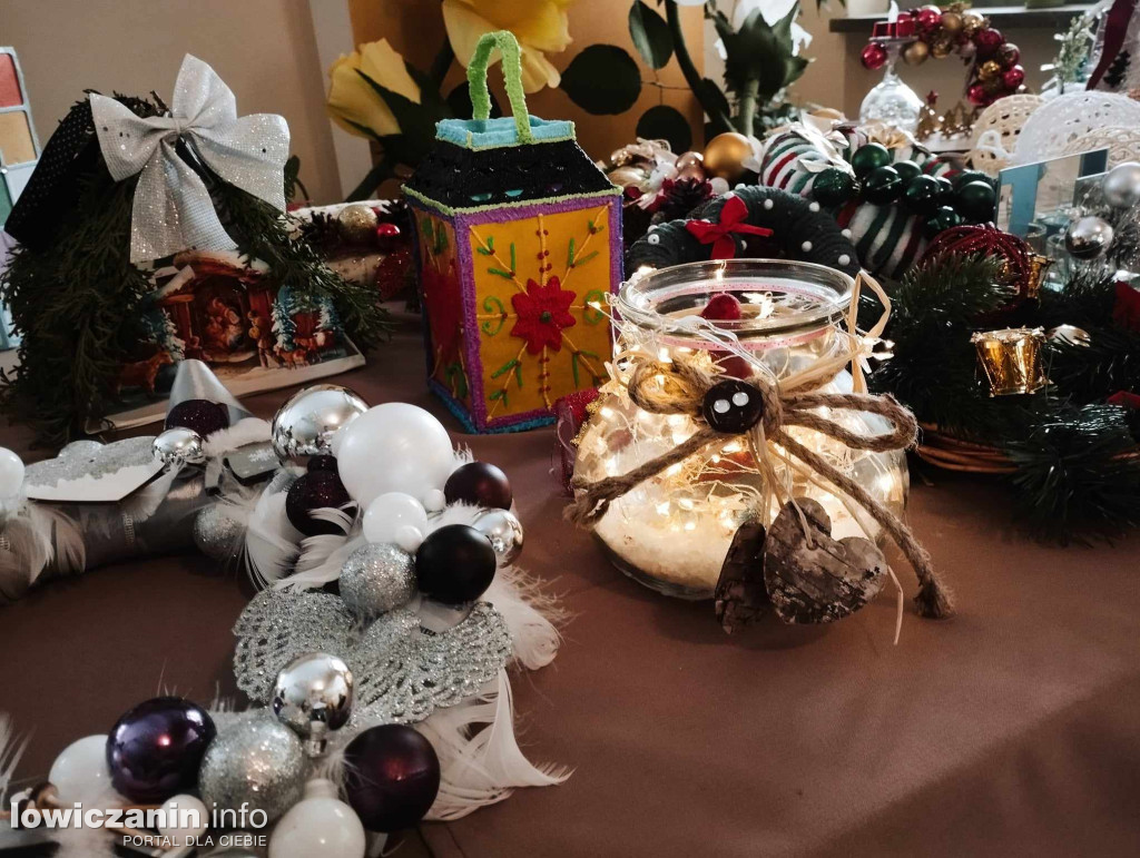 Charytatywny Kiermasz Bożonarodzeniowy w łowickiej Trójce