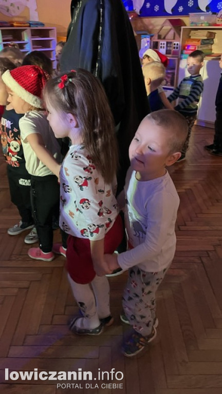 Zabawa muzyczna z Mikołajem w przedszkolu Pszczółka Maja w Łowiczu