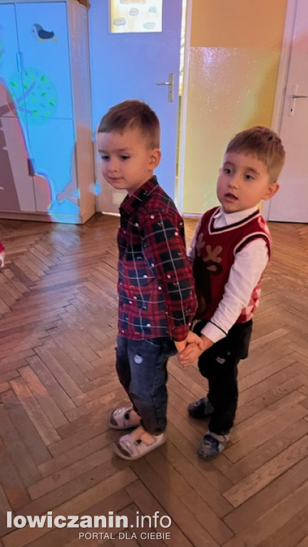 Zabawa muzyczna z Mikołajem w przedszkolu Pszczółka Maja w Łowiczu