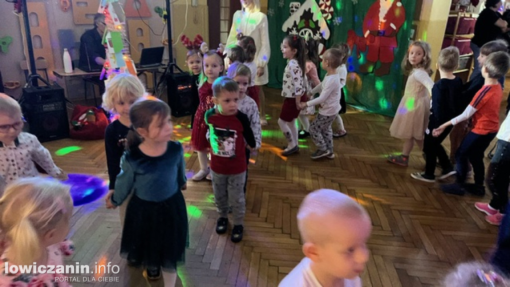 Zabawa muzyczna z Mikołajem w przedszkolu Pszczółka Maja w Łowiczu